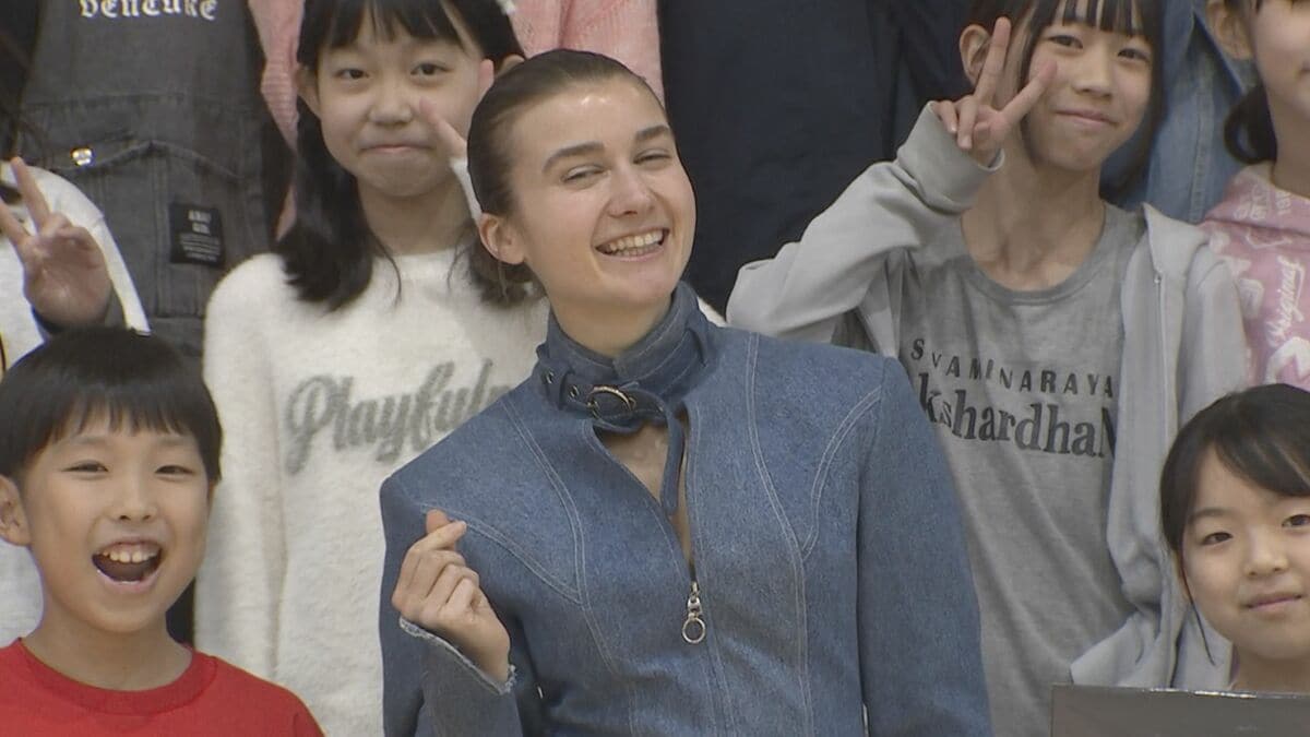 ウクライナ人歌手が日本の小学校で平和授業「ウクライナのことを発信し続けてほしい」