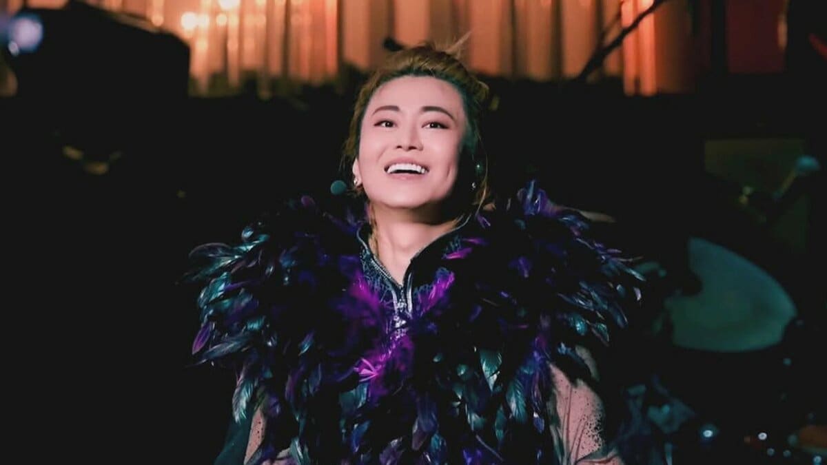 【 氷川きよし 】　 「大分は想像した以上に熱気が凄かった」紫と黒の羽毛衣装で魅せたステージ写真を公開