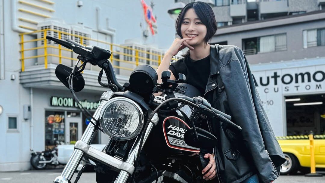 【 彩雪 】急に寒く「早くバイク乗っておかないと！」美ライダースタイルで “おすすめのツーリングスポット教えて” 【 XL883R 】