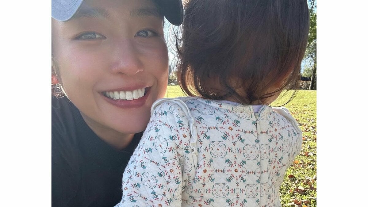 【 岡副麻希 】 「雪化粧した富士山」1歳5か月の娘と親子ショットを公開 地元スーパーでの喜びも報告