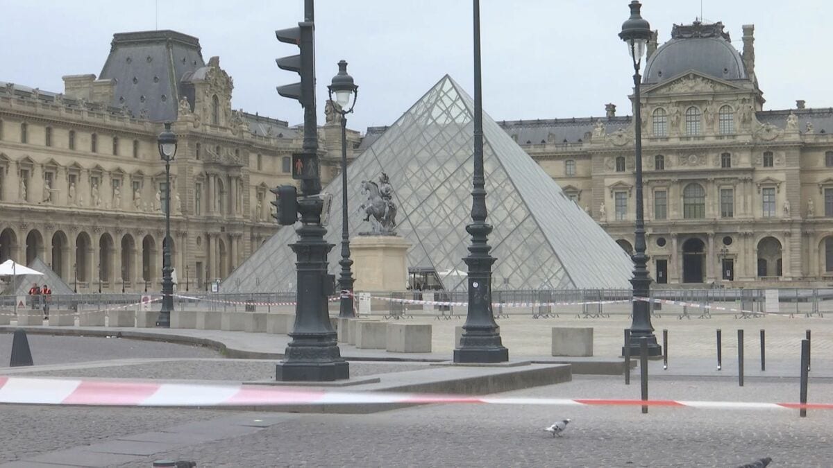 【速報】ルーブル美術館強盗「容疑者2人拘束」とフランスメディア 1人はパリの空港からアルジェリアへ出国計画か 被害総額155億円相当