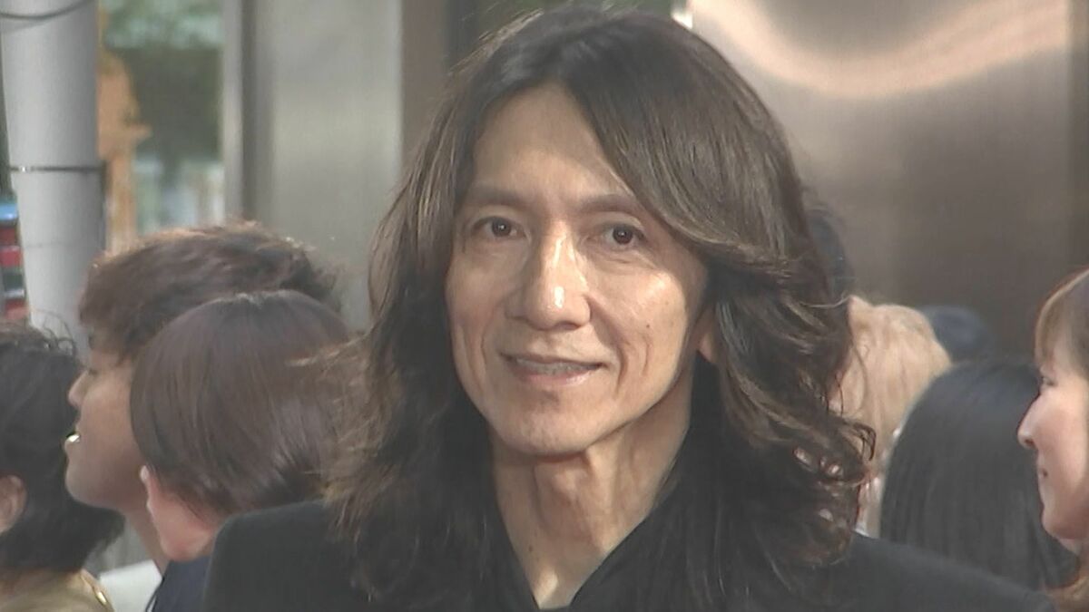 【吉井和哉】東京国際映画祭レッドカーペットに「苦手です」と苦笑い　EROさんを「遅れてきた大俳優」と紹介