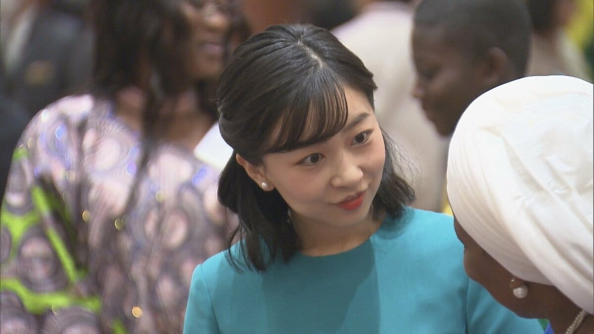 佳子さま アフリカや中東の25か国参加の“チャリティーバザー”を視察 各国の民芸品を購入 収益は参加国の子どもや女性のため寄付へ