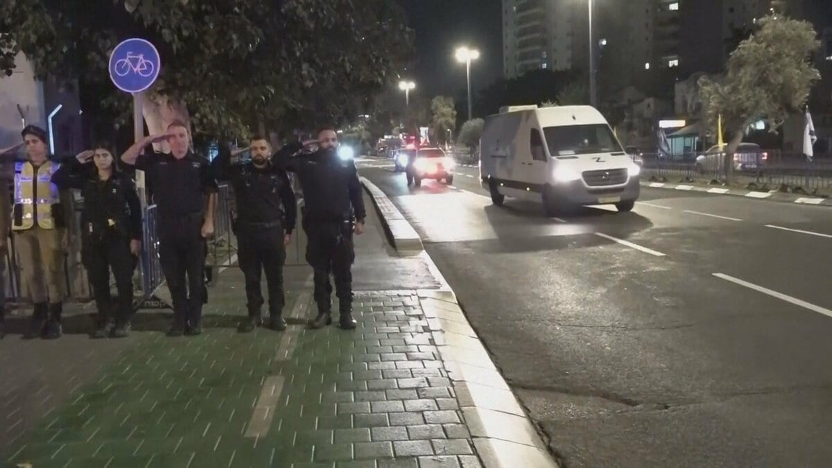 ハマス返還の遺体“別人”か　イスラエル首相「合意違反」 ガザでは遺体捜索が難航