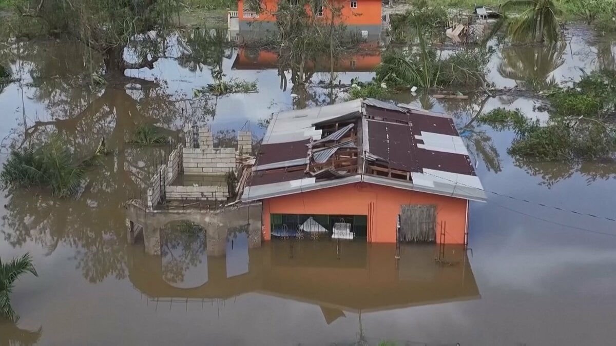 大西洋で“史上最強クラス”ハリケーンで死者30人超 カリブ海襲う