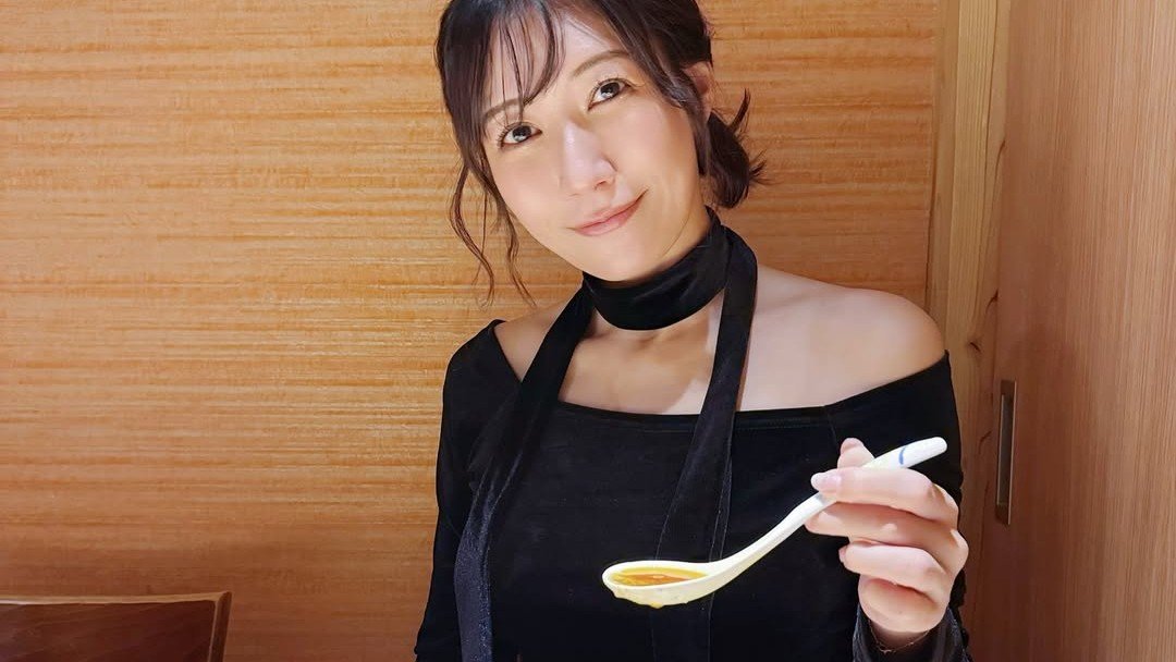 【 穂川果音 】冷え込んでもデコルテ肩出しで「#ラーメンパトロール」優雅な手つきで黒の衣装&赤の酸辣湯麺
