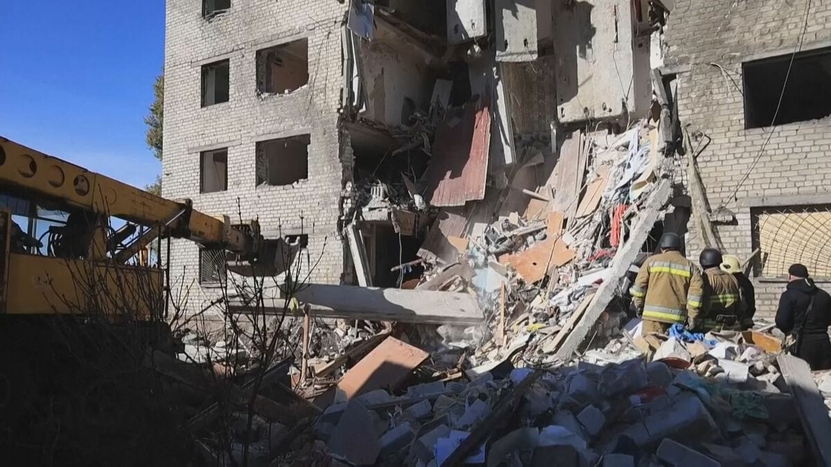 ウクライナ南部などに攻撃 2人死亡 エネルギー施設も標的に