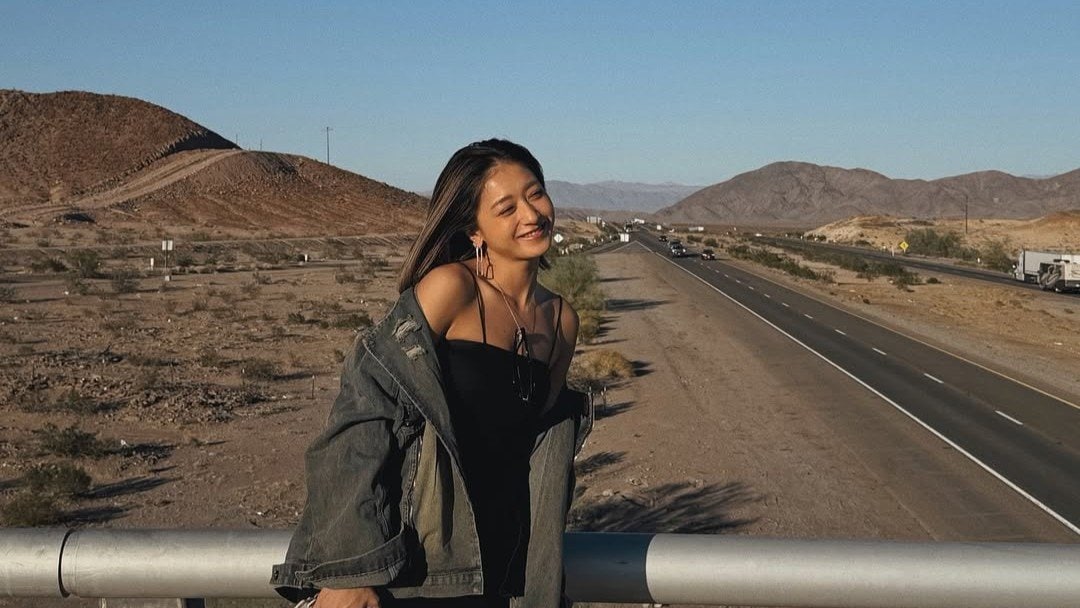 【 みちょぱ 】「本日27歳になりました~♡」デニム&黒ミニ ワイルドに荒野でバースデイ