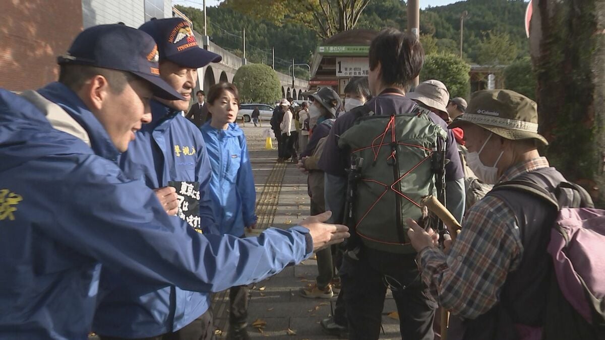 「鈴とか大丈夫ですか?」登山客らにクマとの遭遇に関する注意などを呼びかけ 東京・あきる野市 警視庁