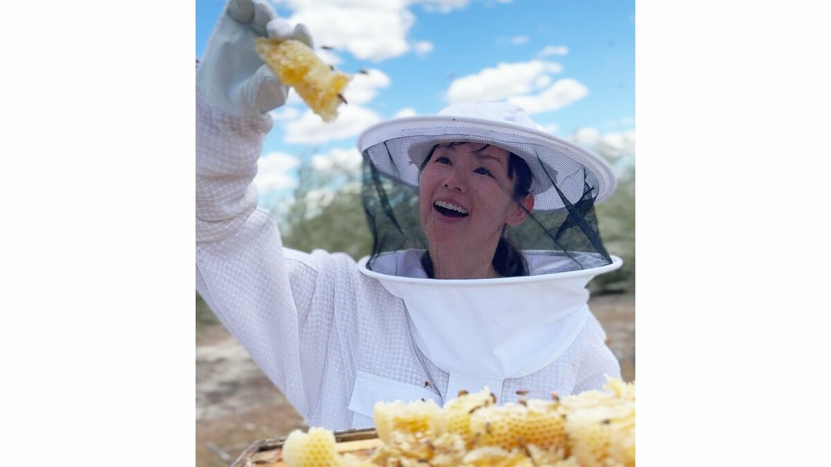 【 小西真奈美 】 オーストラリアの養蜂場を訪問 「楽しそうに自然と共存されている蜂蜜を頂けることは、なんと『有り難い』ことなんだろう」