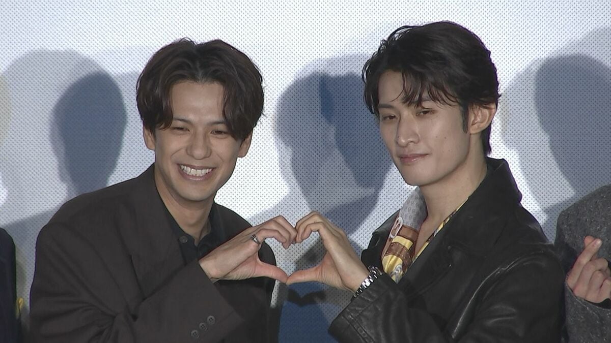 【Snow Man・向井康二】相手役の森崎ウィンと 体を寄せ合い手を握る“ラブラブ舞台挨拶” 「安心感があるんですよ」