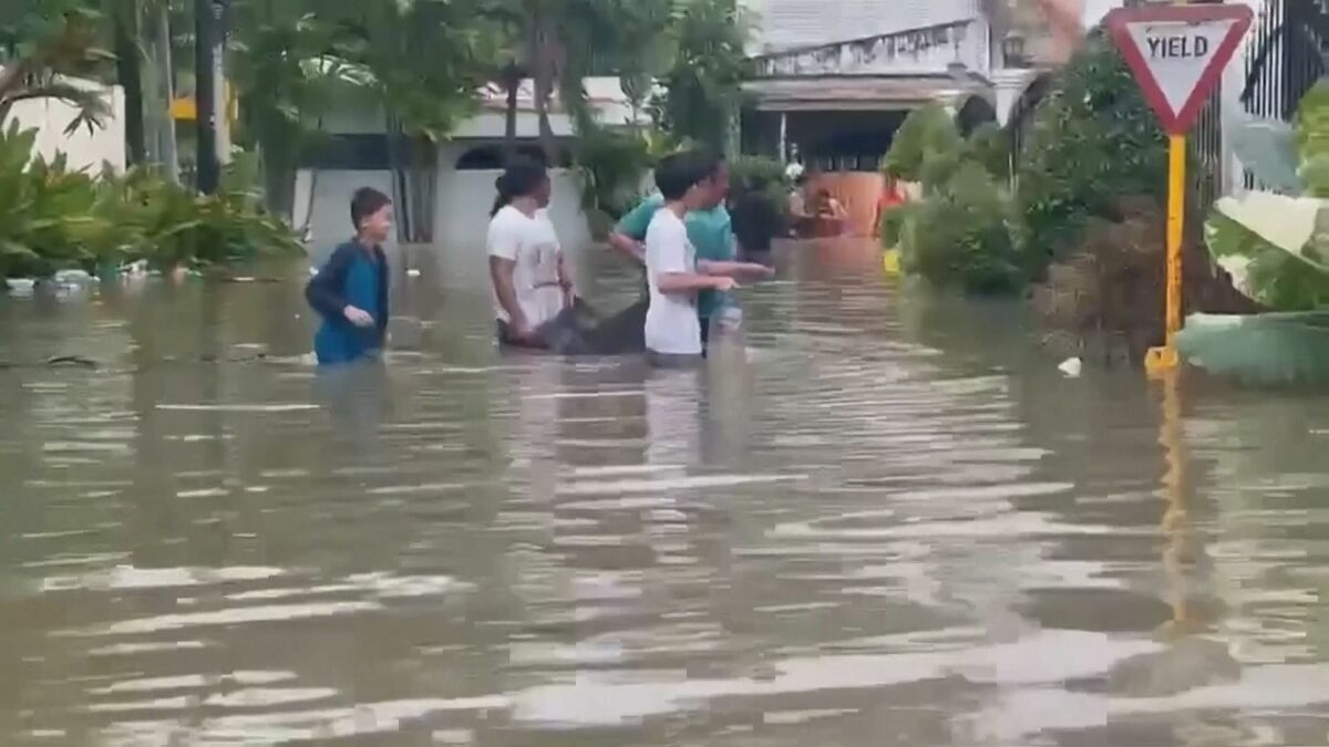 台風25号がフィリピンを直撃 数万人が避難 洪水により車が流されるなどの被害も