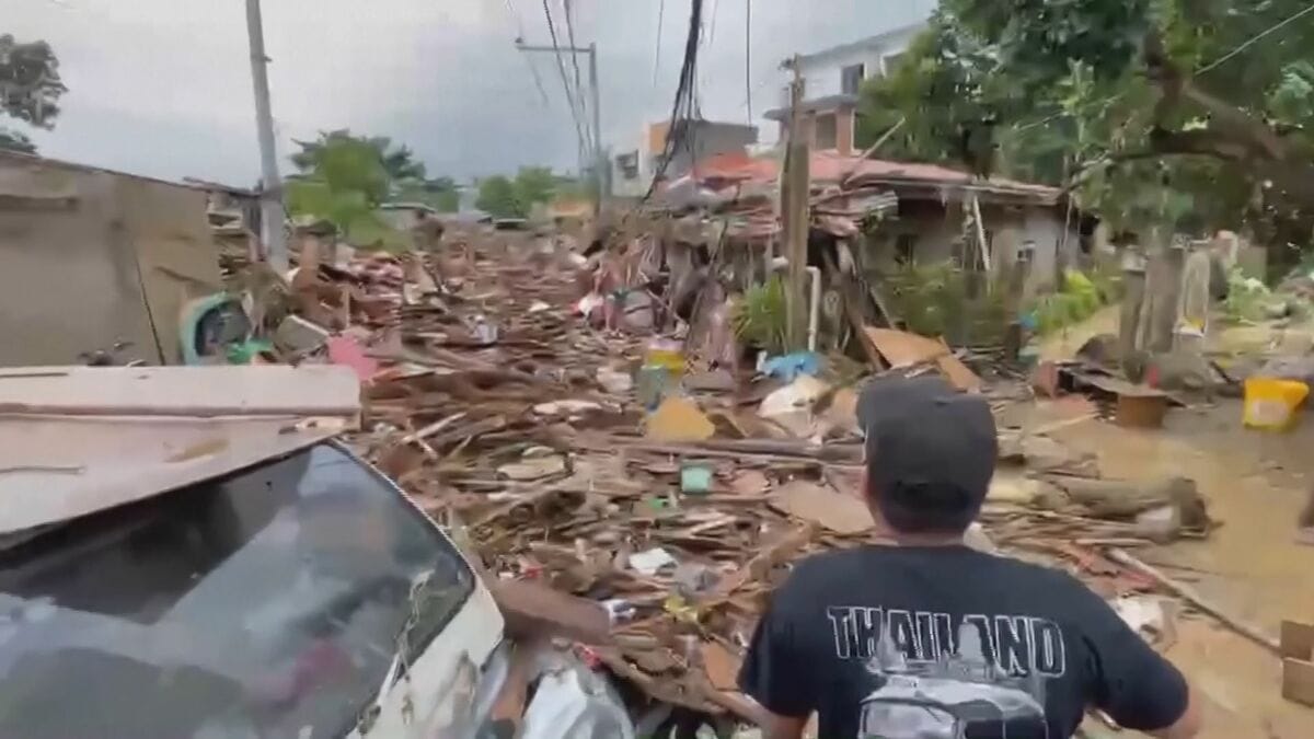 フィリピンを直撃の台風25号 死者40人に 救助ヘリが墜落し乗組員6人死亡