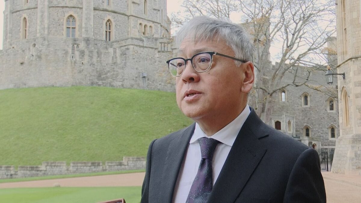 カズオ・イシグロさん、ベッカムさん、イギリス国王から勲章・爵位を授与
