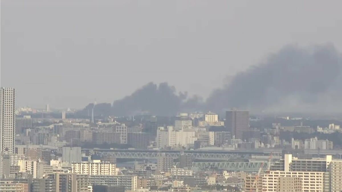 【速報】千葉・柏の作業場で「古タイヤが燃えている」 高く上がる黒煙、東京・隅田川からも確認　消防車など18台出動　けが人や逃げ遅れはなし
