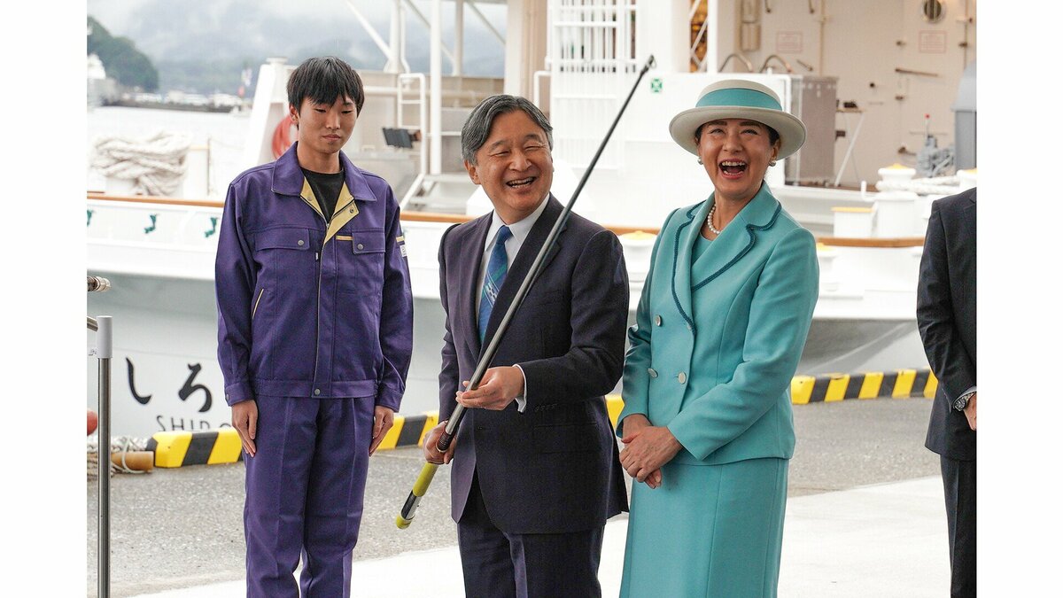 天皇皇后両陛下　三重県で「全国豊かな海づくり大会」魚の放流や海上歓迎行事　「釣れちゃうね」笑顔で周囲に竿を向け
