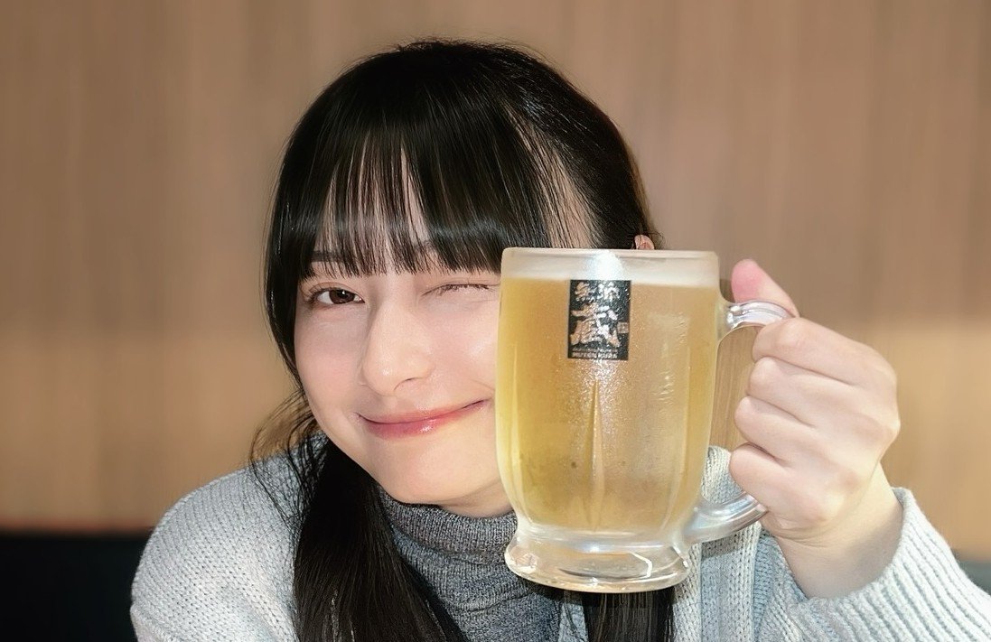 【 影山優佳 】 黄金色のビールジョッキ掲げ 「しあわせとはこのことだね」