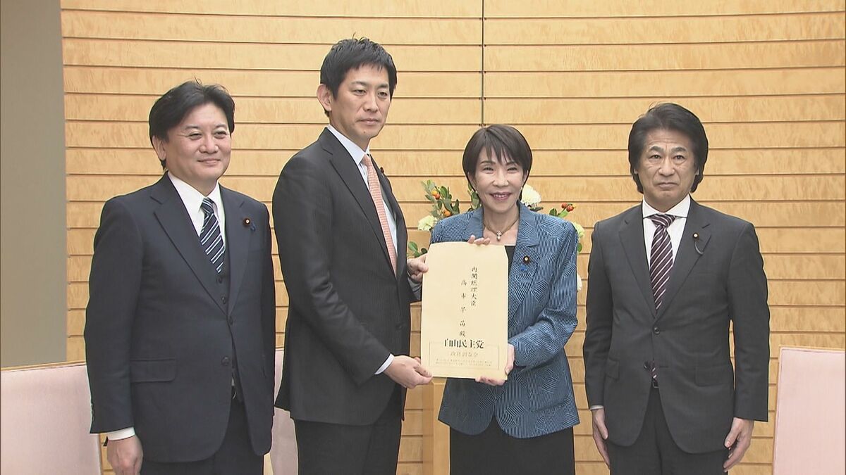 自民党 政府の経済対策に向けた提言を高市総理に手交 電気・ガス代補助や重点支援地方交付金の拡充など要望