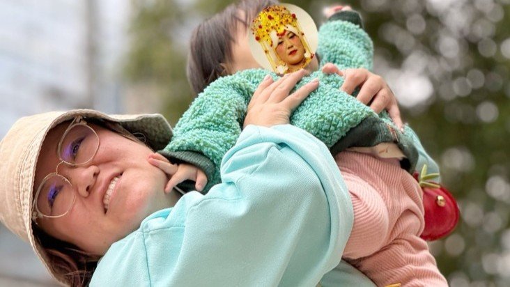 【 バービー 】「1歳2ヶ月 VS 41歳9ヶ月」反り返る愛児を持ち上げ奮闘　フォロワー「勝てません」「分かりみが深すぎます」