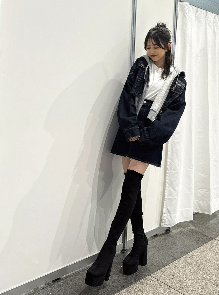 【 キンコン梶原の長女・梶原叶渚 】　デニムジャケット姿のオフショット　ファン反響　「可愛い上にスタイル抜群」「足細すぎて憧れすぎる」