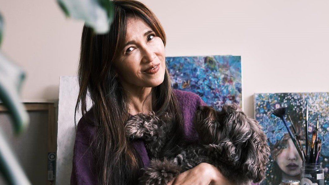 【 工藤静香 】 「絵を描くと　むーしゃんが来てくれる」　自宅アトリエでの愛犬との幸せなひととき