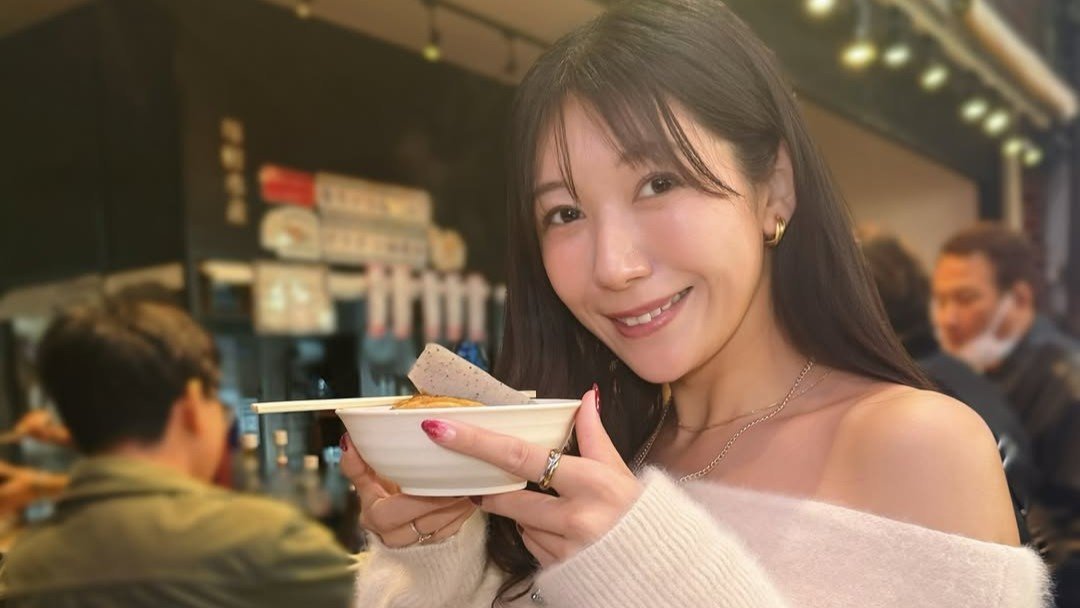 【 穂川果音 】「おでんの季節」寒空でも “肩出し” 健在 吉祥寺の立ち飲み屋さんでカップ酒堪能