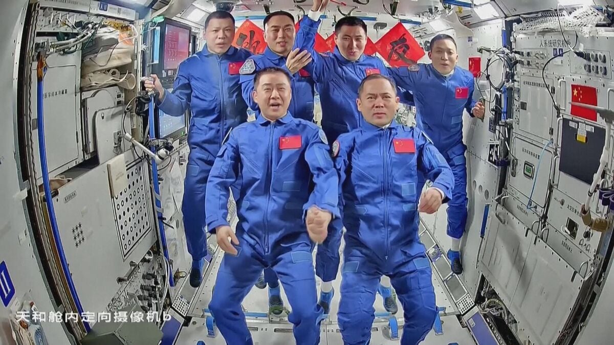 中国 宇宙ステーションで滞在延期の飛行士3人無事帰還 宇宙船の窓ガラスに亀裂 宇宙ごみが衝突か