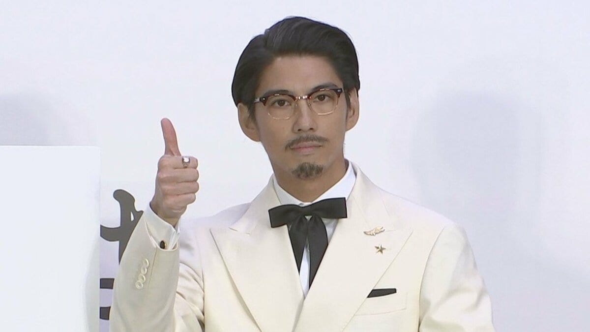 【賀来賢人】まるで大統領演説！ 今度の役柄は〝あの創業者〟「僕は一体誰なんだ…」ふと我に返り照れる姿も