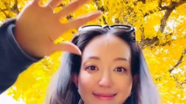 【 松島花 】黄金色のイチョウを背に「色々あるけど笑顔忘れずに」くるくる回ってフォロワーにエール 反応「幸せ動画すぎて保存」