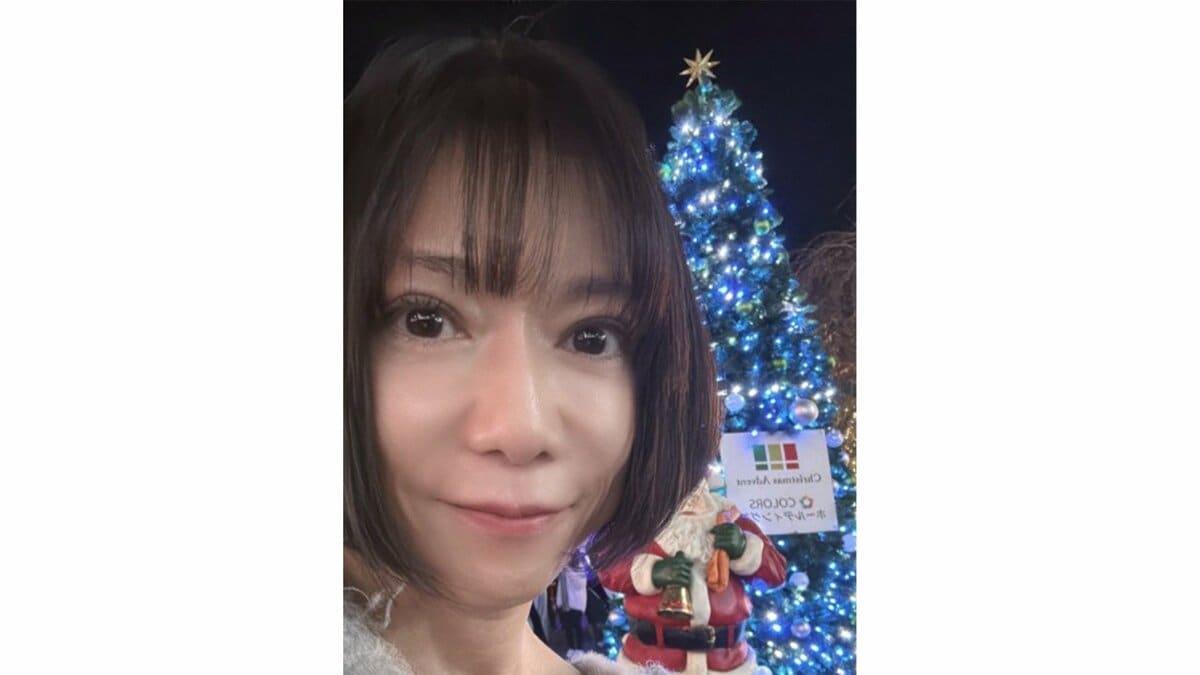【 堀ちえみ 】 「前髪スッキリ!」の新ヘアスタイルを披露 上野公園で見つけた青く輝くクリスマスイルミネーションも紹介