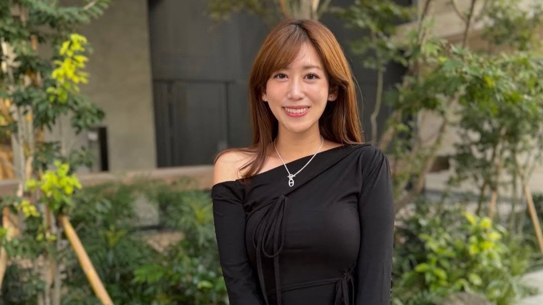 【 中川安奈 】右肩出しのトップスで「トリッキーなお洋服大好き」「#おしゃれは我慢」 高階亜理沙さんと「初の高輪ゲートウェイ」