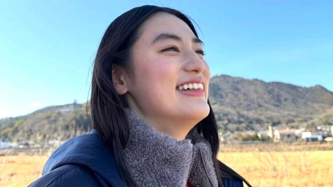 【 八木莉可子 】「気持ちのよい晴れでした」CM撮影は “典型的な日本の秋冬” コート・ストーブ・膝掛け・青空