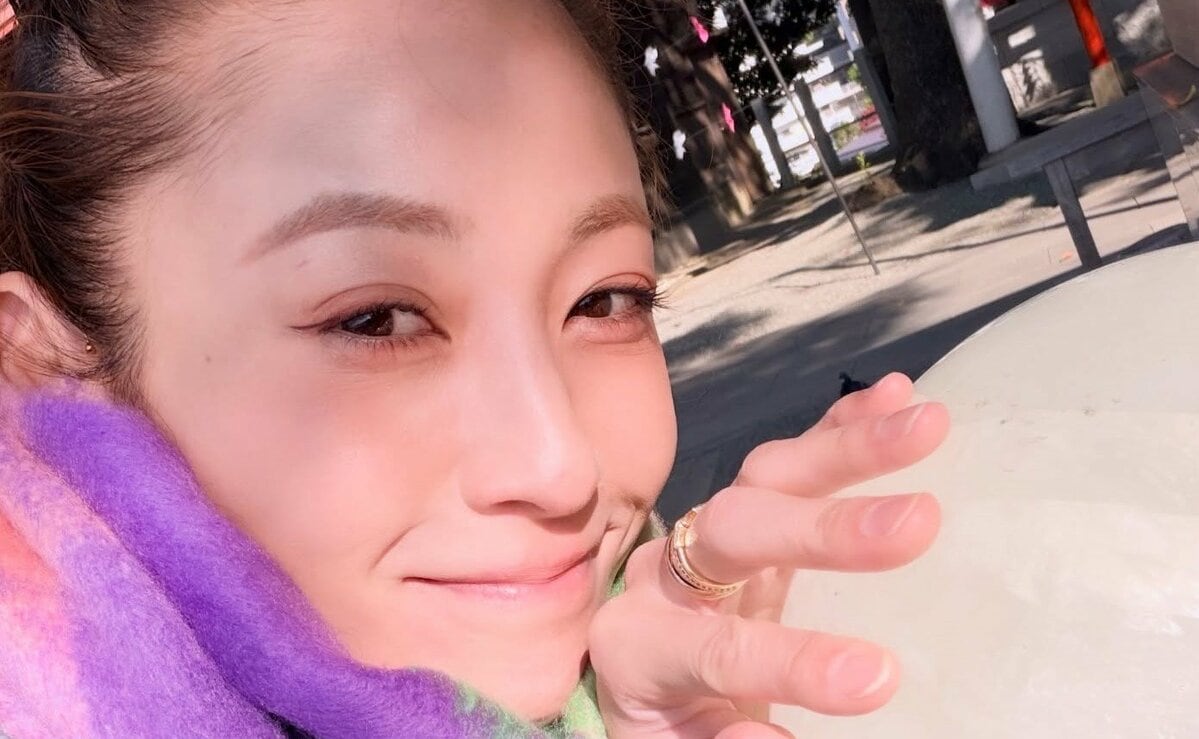 【 西山茉希 】秋の隙間時間を紅葉の神社で満喫「葉っぱの色が秋になって　キラキラな太陽が隙間から」