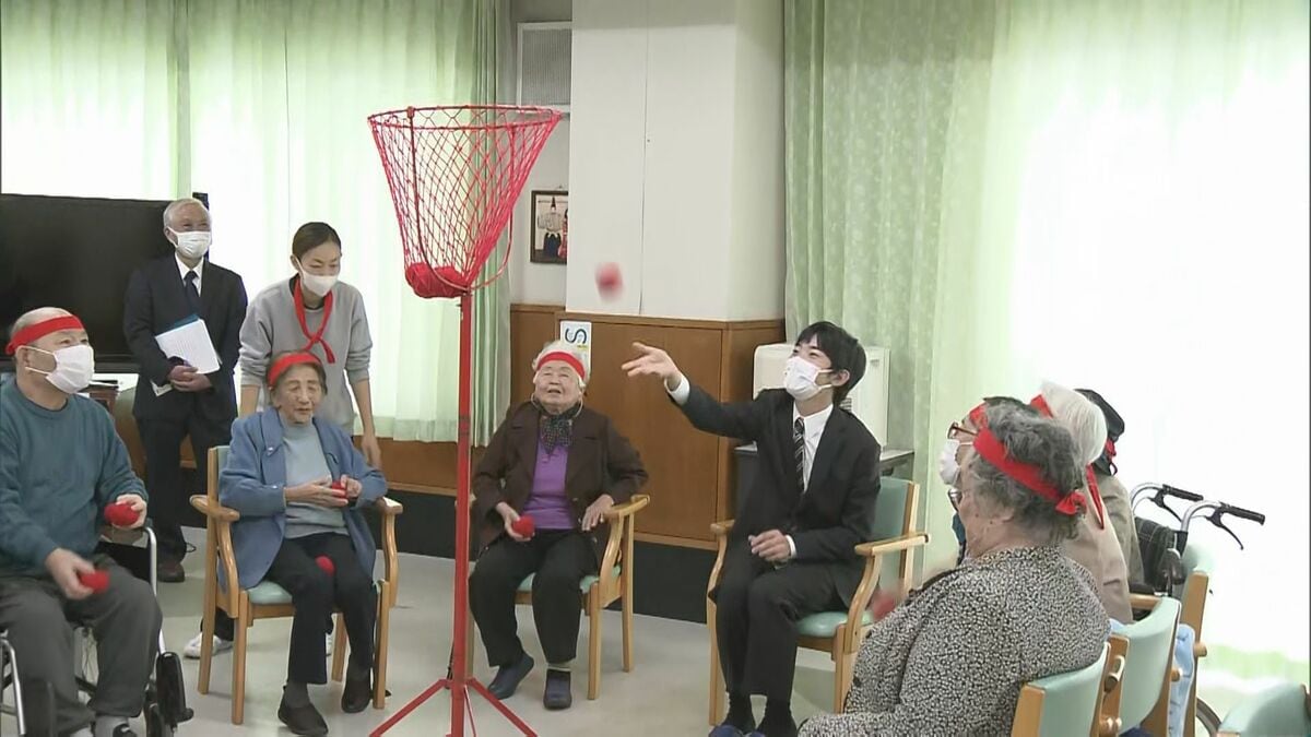 紀子さま 悠仁さま 伊豆大島の高齢者福祉施設で利用者と“玉入れ” 悠仁さま「みなさんとお話しするのは楽しいですよね」