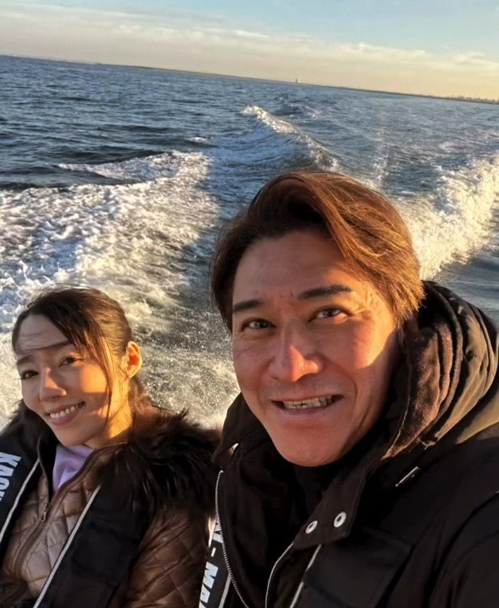 【 川﨑麻世 】　クルージングで妻と２ショット　「天気も良く素晴らしいクルージング日和でした」