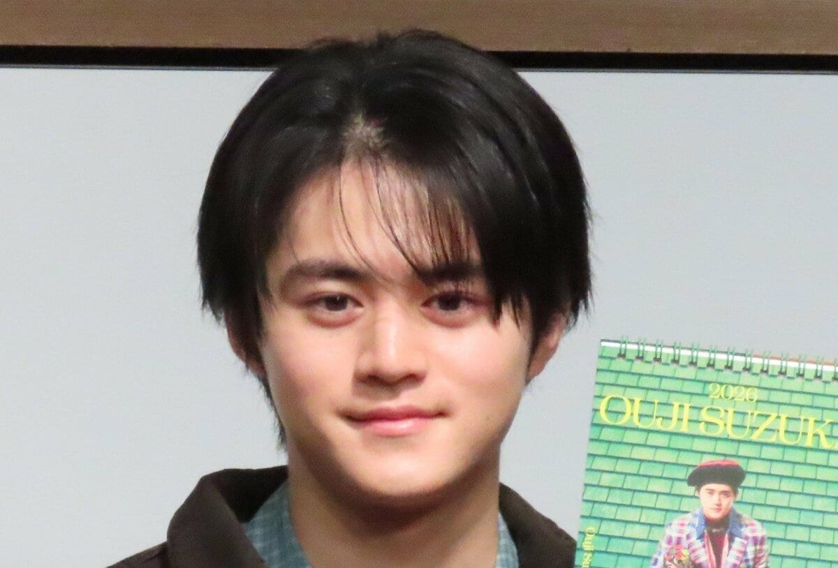 【 鈴鹿央士 】 「今までで1番見て楽しい」　2026カレンダーのお気に入りカットは　「ほぼガチ寝」シーン