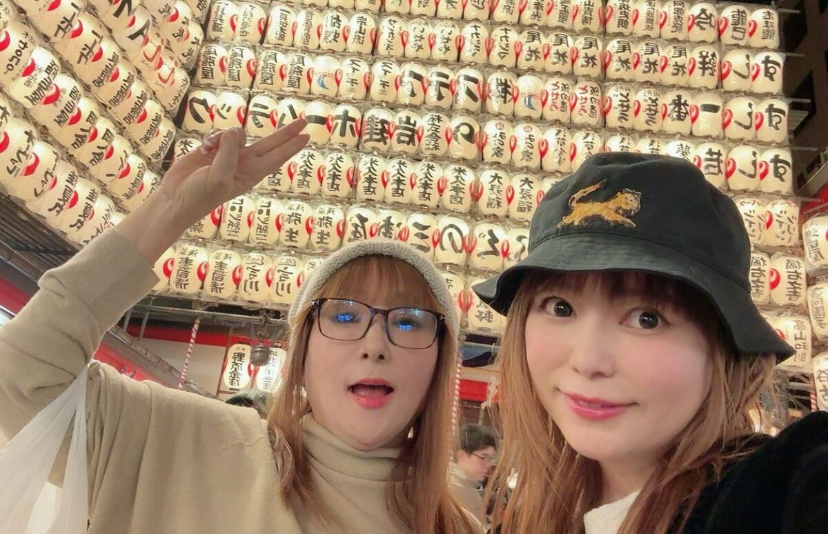 【 中川翔子 】 「双子が心配で秒で帰宅」　育児中の貴重な外出で　母・桂子さんと　浅草「酉の市」へ　思い出のすき焼きに舌鼓