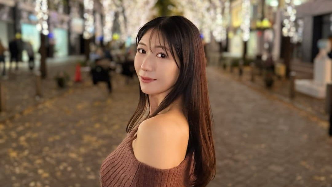 【 穂川果音 】寒空でも肩出し健在「イルミネーションハンター活動」丸の内から “見返り” 報告 フォロワー絶賛「イルミネーションに負けてない」