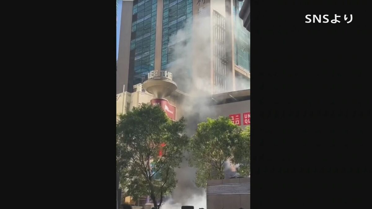 香港 ショッピングセンターの外壁焼ける　日本人観光客に人気のタイムズスクエア付近が一時騒然