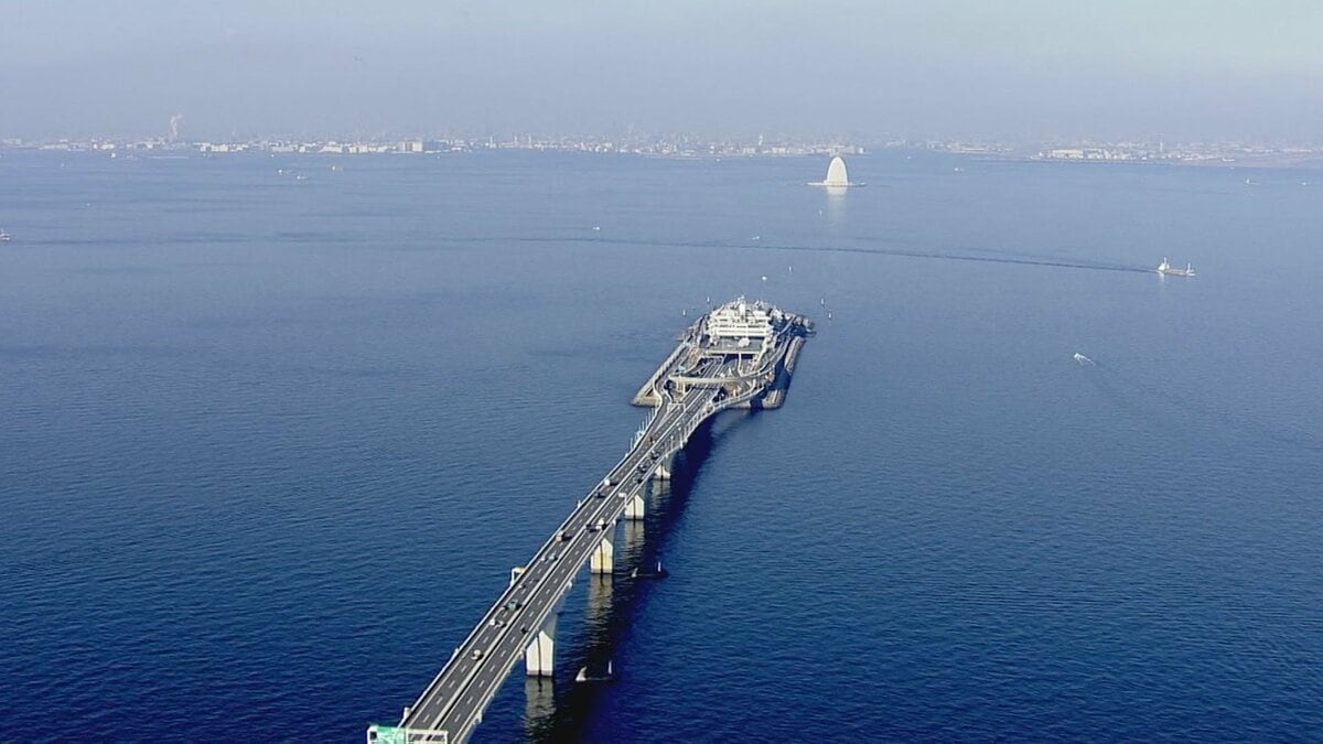 東京湾アクアライン上りのトンネル内で車3台・バイク3台の多重事故　一部区間で通行止め続く　午前8時半現在