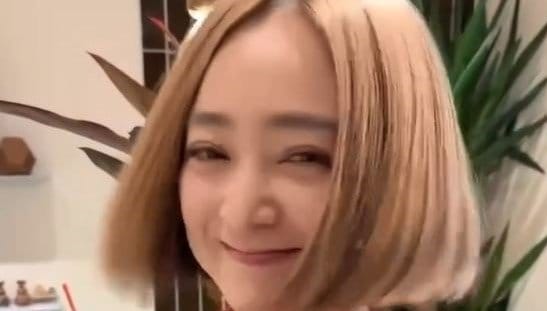 【安達祐実】新しいヘアスタイルを披露 44歳とは思えない金髪ボブで若々しいイメージチェンジ