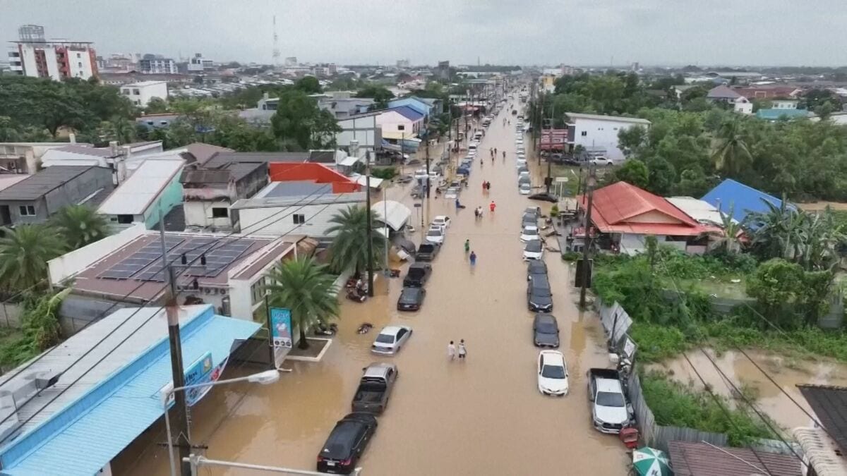 タイ南部の大規模洪水 死者33人に タイ政府「非常事態宣言」空母を派遣　空港も被災し多数の旅行者が足止め