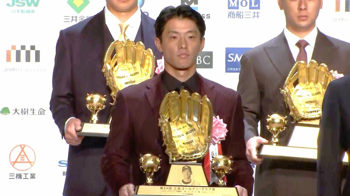 「辰己が普通で来るのは奇跡に近い」楽天・辰己涼介、落ち着いた“えんじ色のスーツ”で登場、昨年の“全身ゴールド”から一転