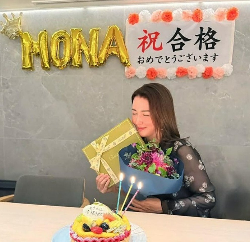 【 山本モナ 】　司法試験合格で　「友達のみんながお祝いをしてくれました」　祝賀会で笑顔