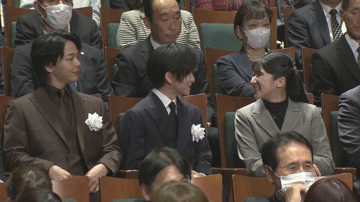 愛子さま　ぺリリュー島の映画鑑賞　祖父母の上皇ご夫妻が「戦後70年」に慰霊した地…俳優・板垣李光人さんらの隣席で