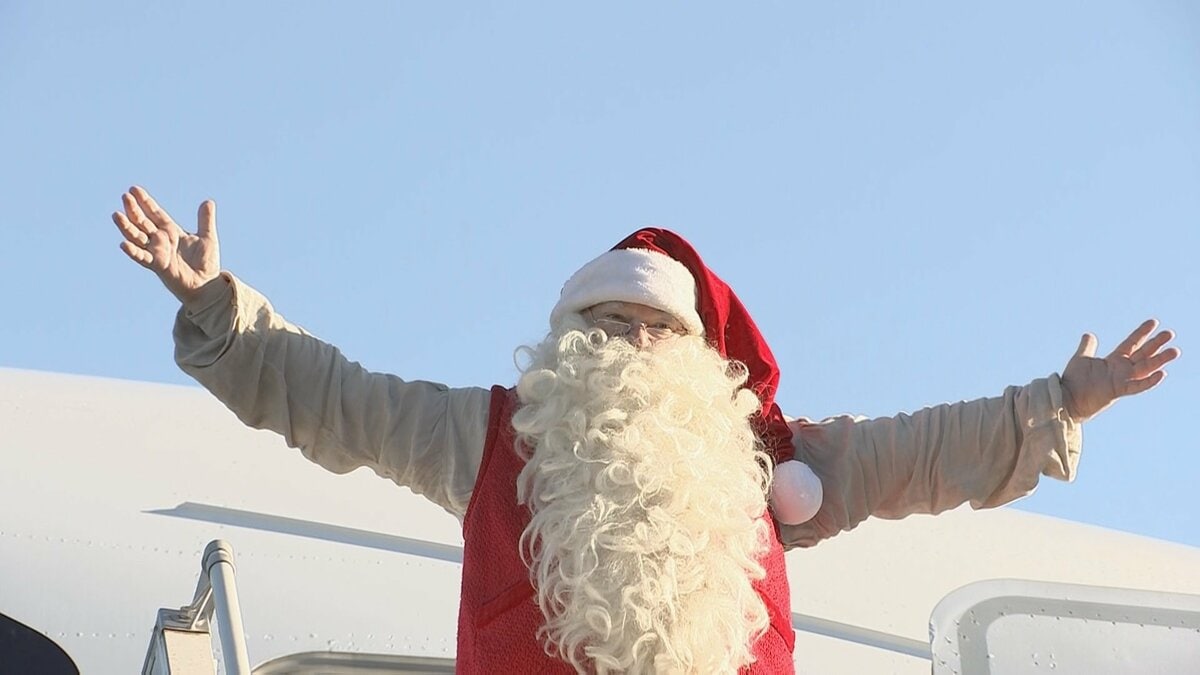 クリスマス前にサンタクロースが日本にやってきた　フィンランドから日本までは「トナカイを休ませるため飛行機で移動」