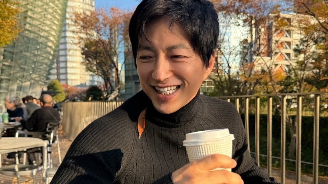 【 大沢たかお 】芸術の秋 美術館の庭カフェで笑顔 展示室に佇むコート姿にフォロワー悶絶「まるで一緒に日展見ているみたい」