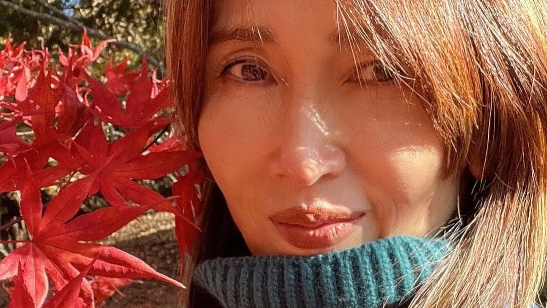 【 工藤静香 】「静かに色づく季節の中で」11月生まれのファンに「お誕生日が記憶に残る素敵な日になりますように」花々と祝福のメッセージ