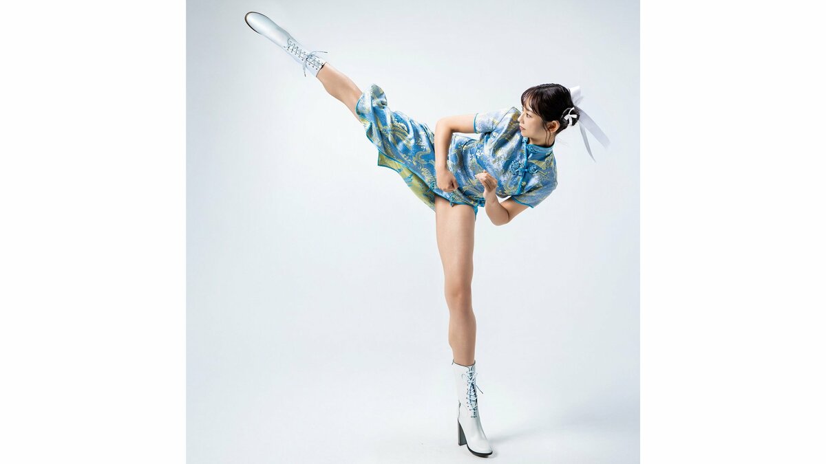 【 堀江聖夏 】　水色のドレスでハイキック　" 春麗ポーズ " を披露　「本当に春麗みたいだー！」「角度ゴイスー」「ナイス〜キック！」など反響続々