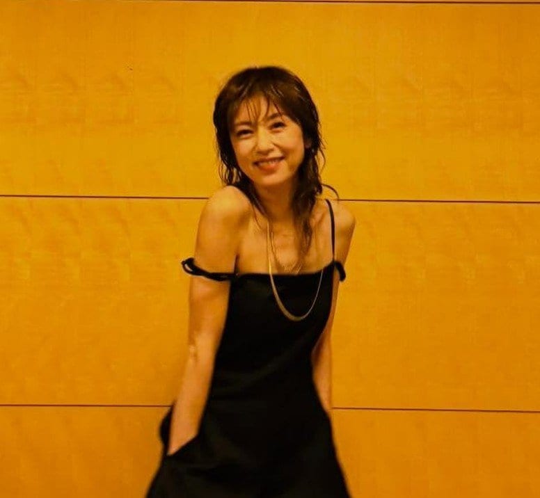 【 高岡早紀 】　デコルテ全開の黒パンツドレス姿を披露　「似合いすぎ〜」「お洒落ショット」　ファン反響